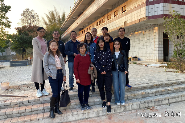 团队成员在四季美公司生产基地前留影.png 团队成员在四季美公司生产基地前留影.png