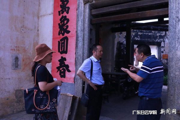 村干部讲解客家围屋的历史与文化.jpg 村干部讲解客家围屋的历史与文化.jpg