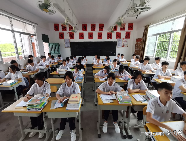 图1 同学们用上了捐赠方提供的全套桌椅.png 图1 同学们用上了捐赠方提供的全套桌椅.png