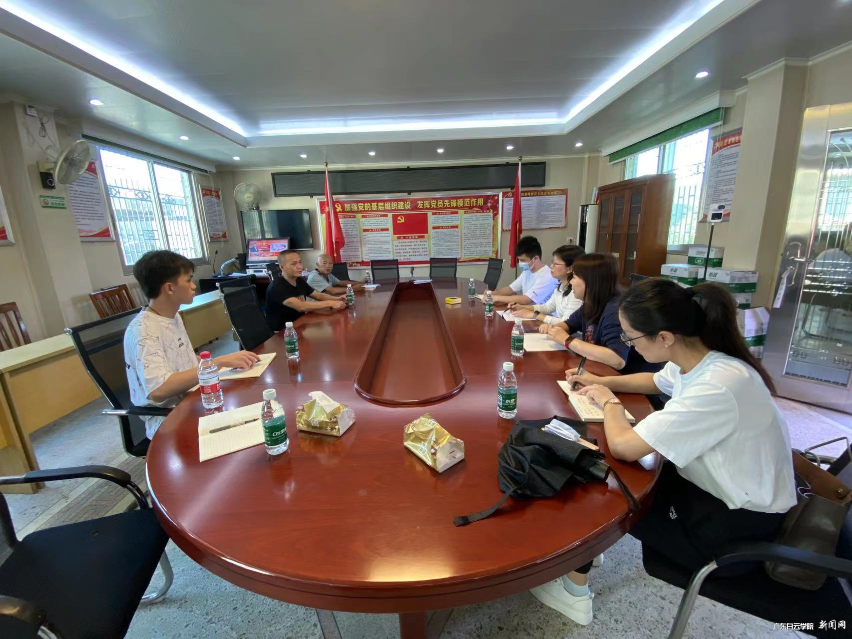 与黎峰村领导研讨黎峰村森林公园开发项目.jpg 与黎峰村领导研讨黎峰村森林公园开发项目.jpg